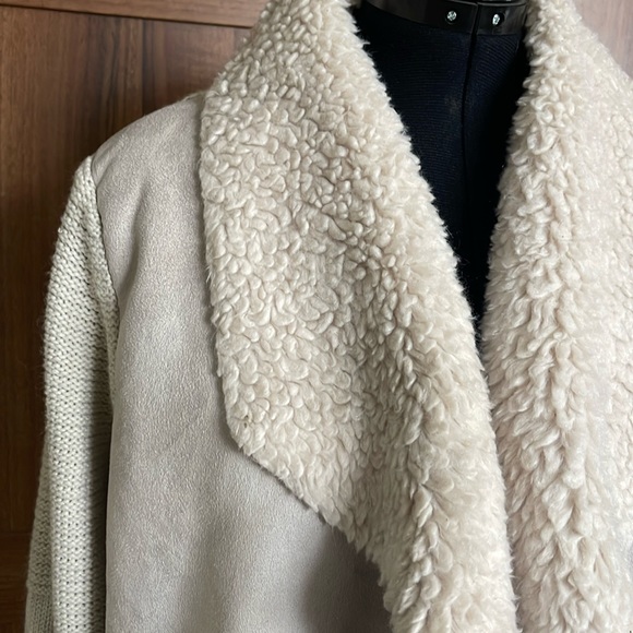 Woman’s Cartigan - Picture 2 of 3